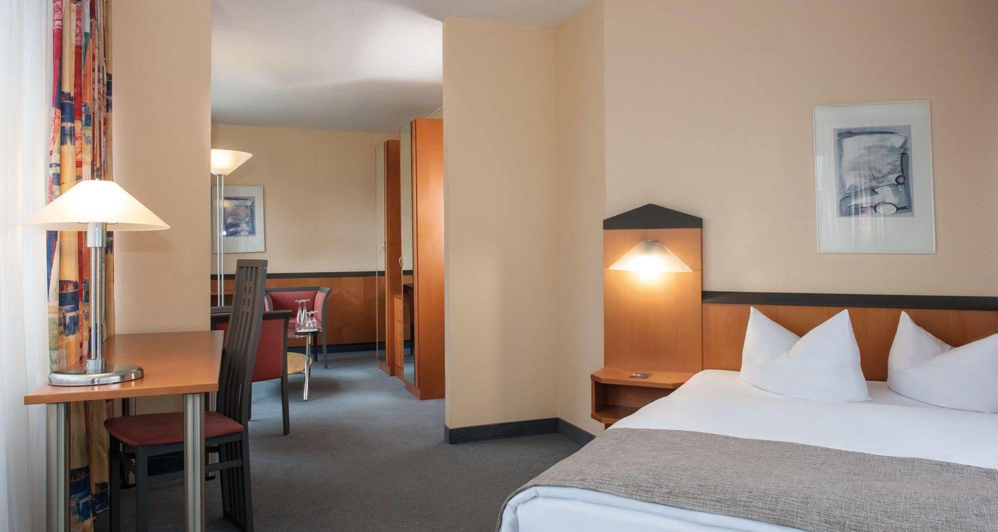 Victor'S Residenz-Hotel Berlin Tegel Екстер'єр фото