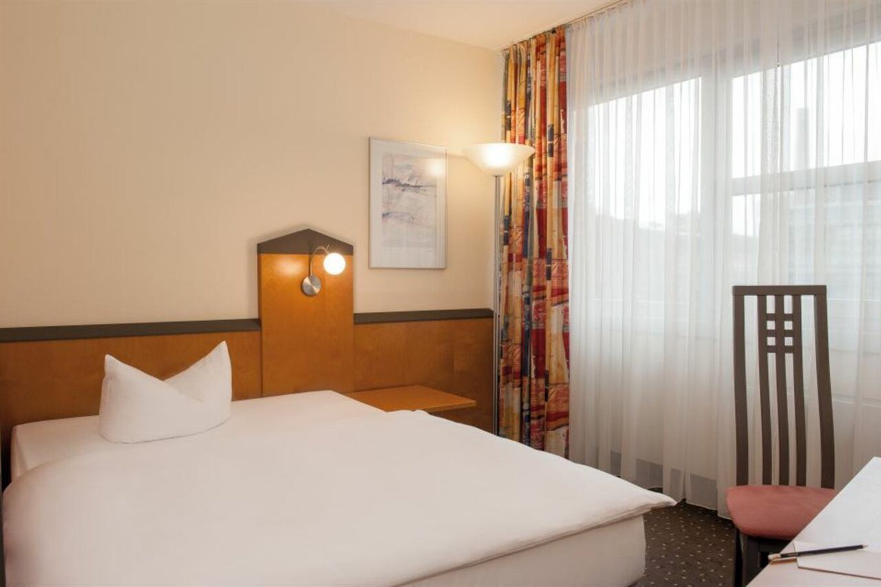 Victor'S Residenz-Hotel Berlin Tegel Екстер'єр фото